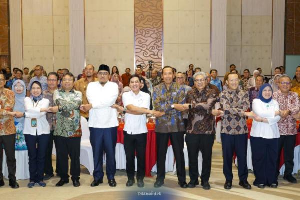 Kemdiktisaintek menyiapkan sekitar 1.000 program beasiswa pendidikan dokter dan dokter gigi spesialis pada tahun akademik 2026/2027.