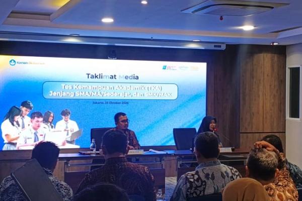 Pelebaran skala pelaporan dilakukan agar variasi dan gradasi kemampuan akademik siswa yang diukur dapat tergambar secara rinci dan presisi.