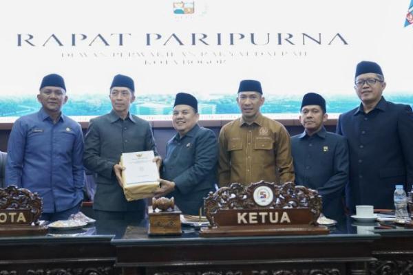 kita menyampaikan RAPBD 2027 dan pengesahan Raperda menjadi Perda ada dua, yang pertama Perda terkait dengan penyelenggaraan pasar dan Perda tentang adminduk