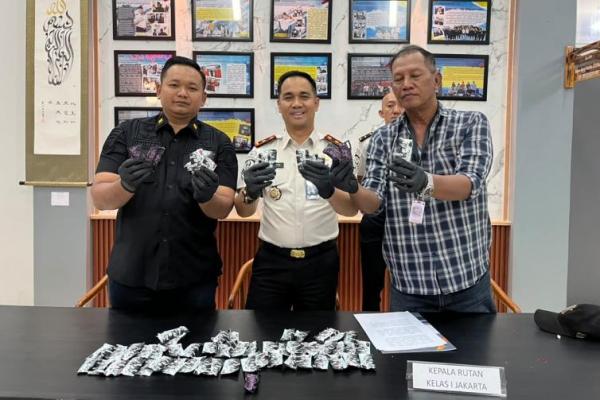 Petugas Rutan Jakarta Pusat berhasil menemukan empat bungkus paket yang diduga berisi barang terlarang dari seorang pengunjung laki-laki berinisial AG.