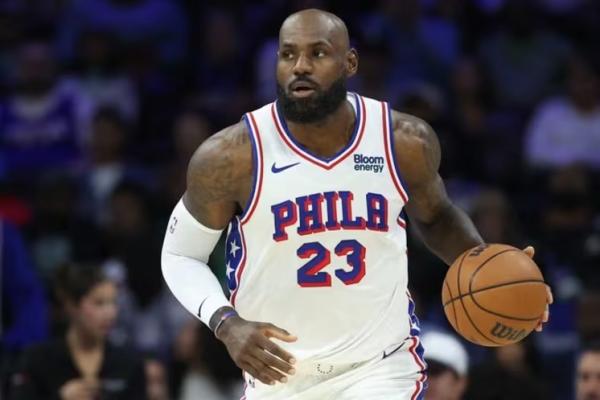 Presiden Amerika Serikat, Donald Trump, melayangkan kritik pedas terhadap bintang basket NBA, LeBron James, terkait perilakunya saat lagu kebangsaan dinyanyikan