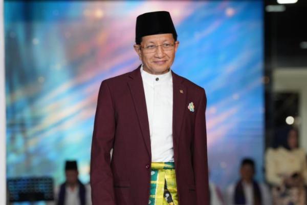 Menag mencontohkan bagaimana masyarakat di berbagai negara tetap mempertahankan busana tradisional sebagai simbol kebanggaan, termasuk ketika tampil dalam perga