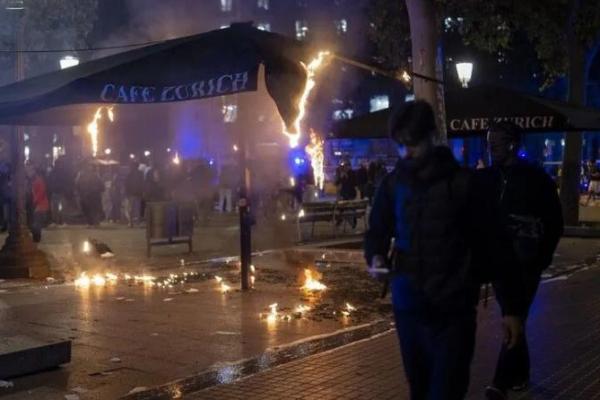 Aksi tersebut menggunakan tagar â€œInstitut Indignatsâ€, yang terinspirasi dari gerakan Lycees Indignes yang memicu demonstrasi pelajar di Prancis