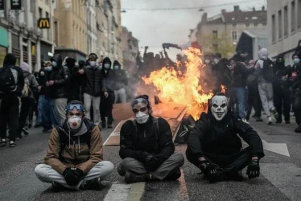 Prancis dilaporkan meminta sejumlah operator telekomunikasi bersiap batasi akses ke media sosial jika terjadi kekerasan selama demonstrasi gerakan Yellow Vests