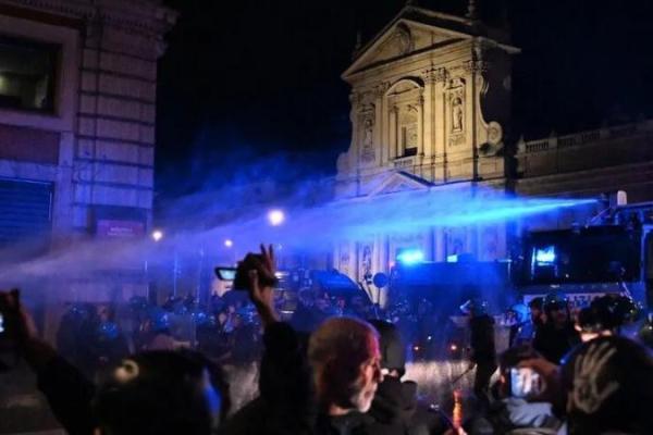 Pawai mahasiswa awalnya berlangsung damai. Namun, setelah meninggalkan rombongan utama, sejumlah anak muda terlibat konfrontasi dengan aparat di dekat Colosseum