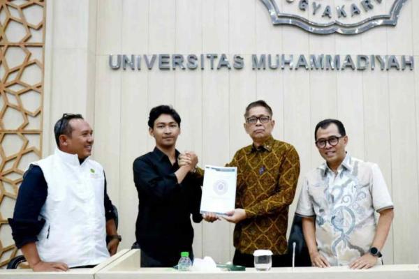 Saya berharap Muhammadiyah yang memiliki berbagai institusi pendidikan di Indonesia turut andil untuk menjemput, mengantarkan anak-anak tersebut mewujudkan apa