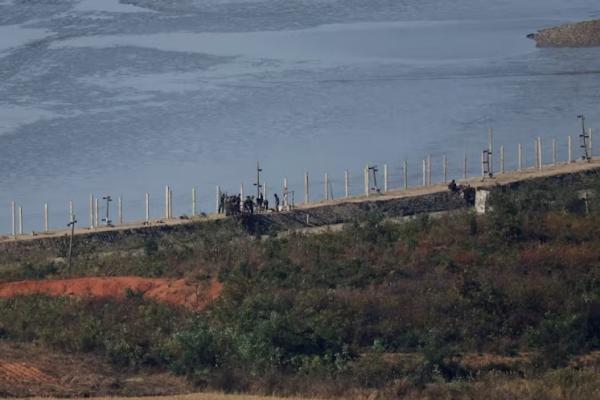 Laporan mengonfirmasi keberadaan satu unit meriam artileri medan milik militer Korut yang ditempatkan secara mencolok di garis depan.