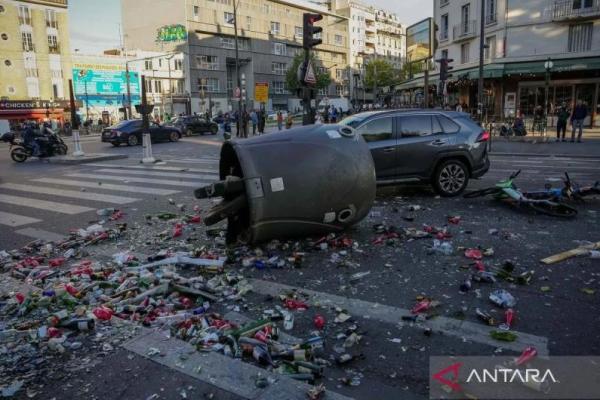 Aksi unjuk rasa anak muda di Barcelona, Spanyol, berujung pada kerusuhan dan bentrokan dengan aparat keamanan pada Sabtu (24/10) malam waktu setempat.