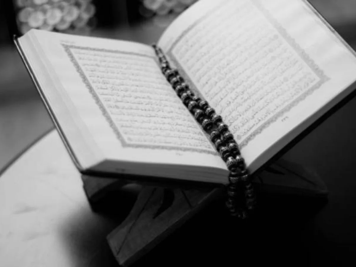 Bolehkah Membaca Al-Qur`an Tanpa Menggunakan Hijab?