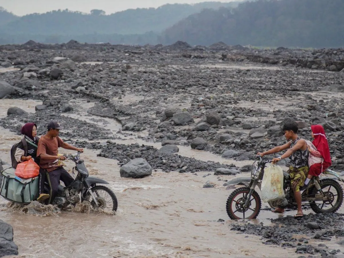 Hujan Deras Guyur Puncak Semeru, Banjir Lahar Dingin Ancam Sepanjang Aliran Sungai