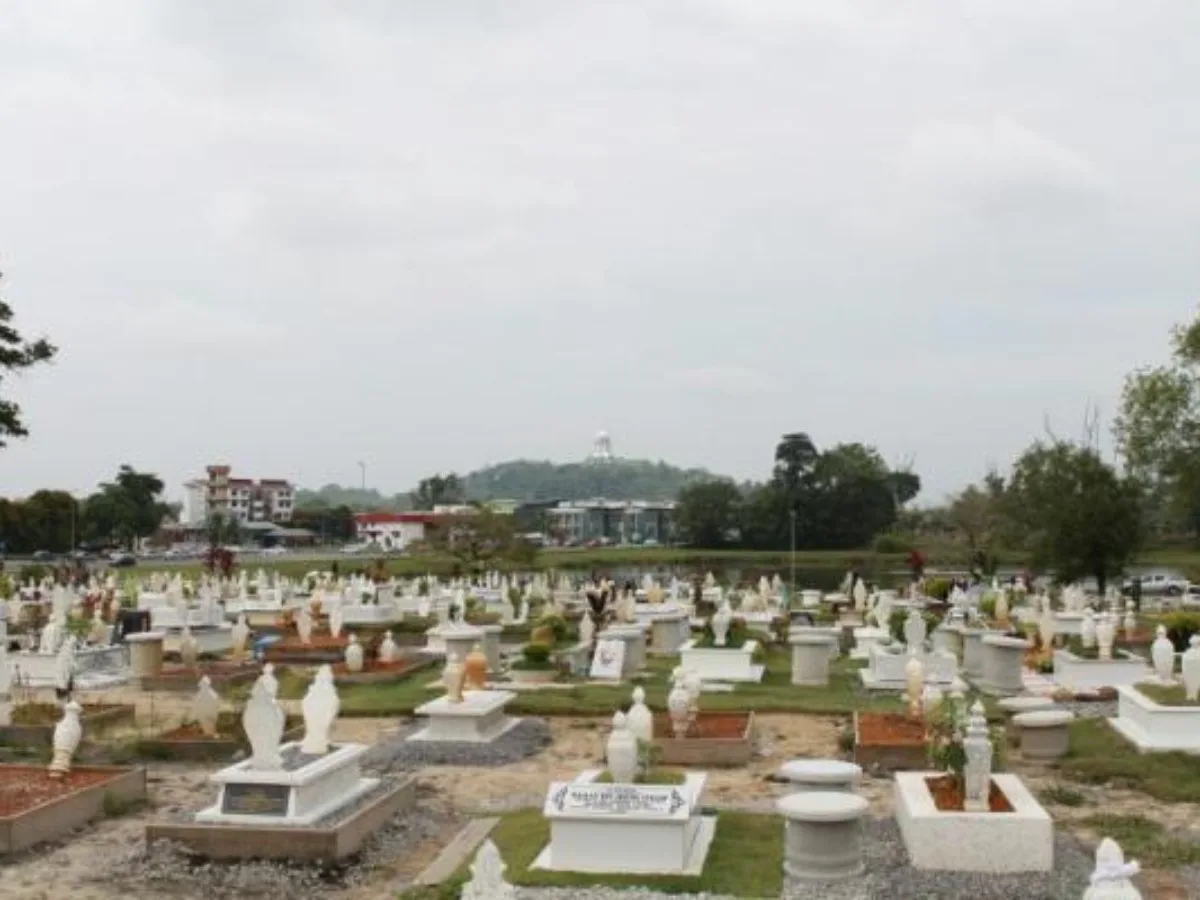 5 Amalan yang Menjadi Penerang dan Penolong di Alam Kubur