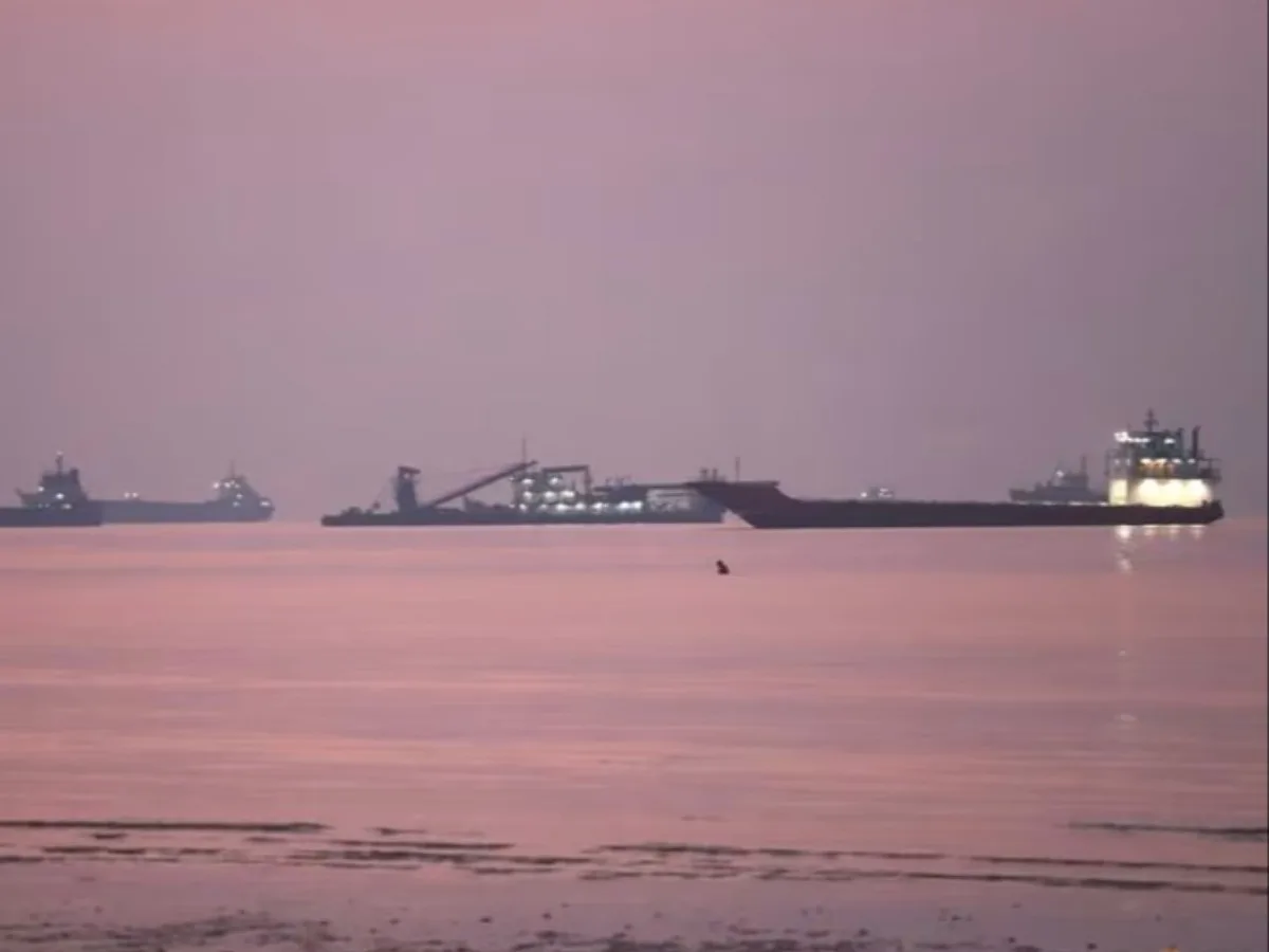 Nekat Terobos Selat Hormuz, 4 Kapal Tanker Meledak